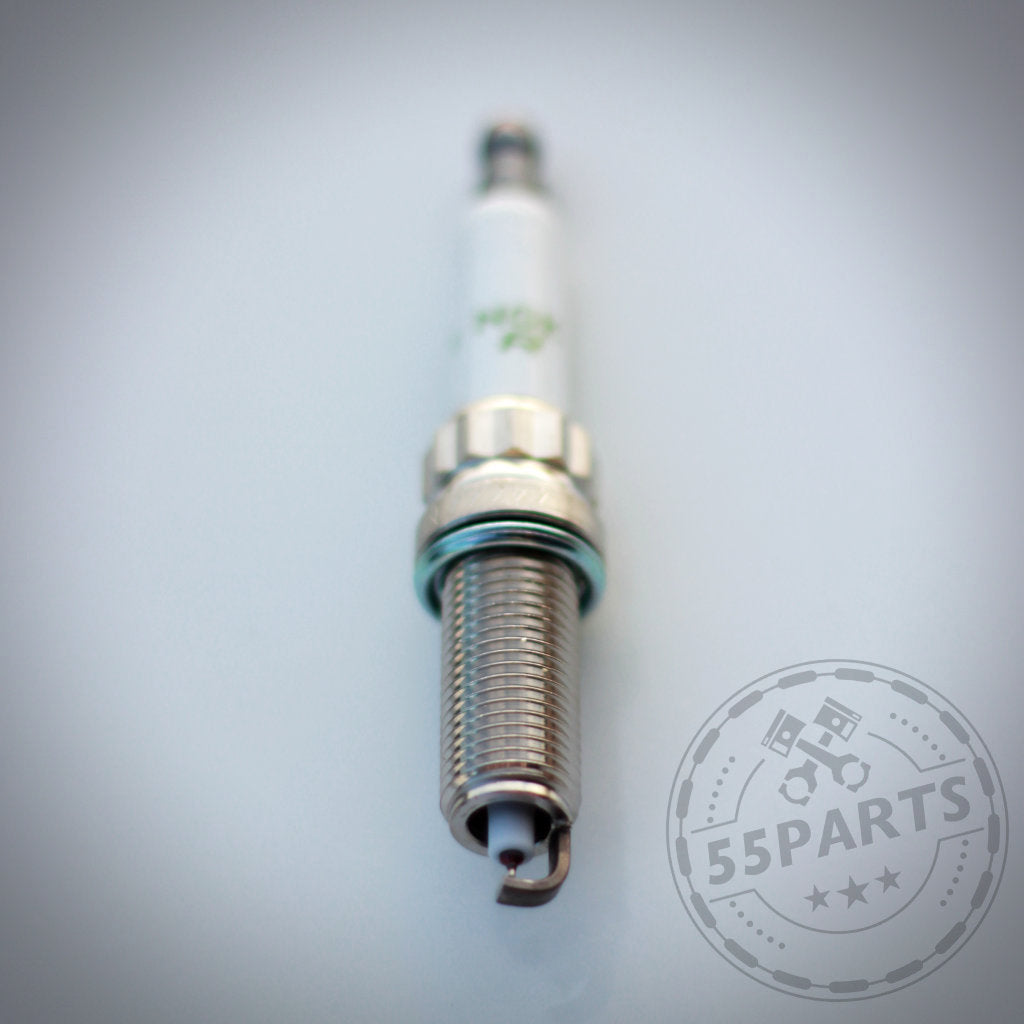 Nahaufnahme einer Zündkerze des NGK Zündkerzen-Sets 95770 (früher NGK 5992) auf weißem Hintergrund mit einem schwachen 55Parts-Logo-Wasserzeichen.