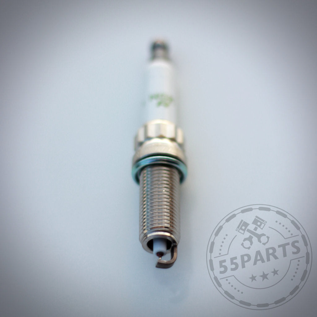 Ein Zündkerzen-Set NGK 95770 (ehemals NGK 5992) von NGK steht aufrecht auf einer hellen Fläche, mit einem 55Parts-Logo in der Ecke.