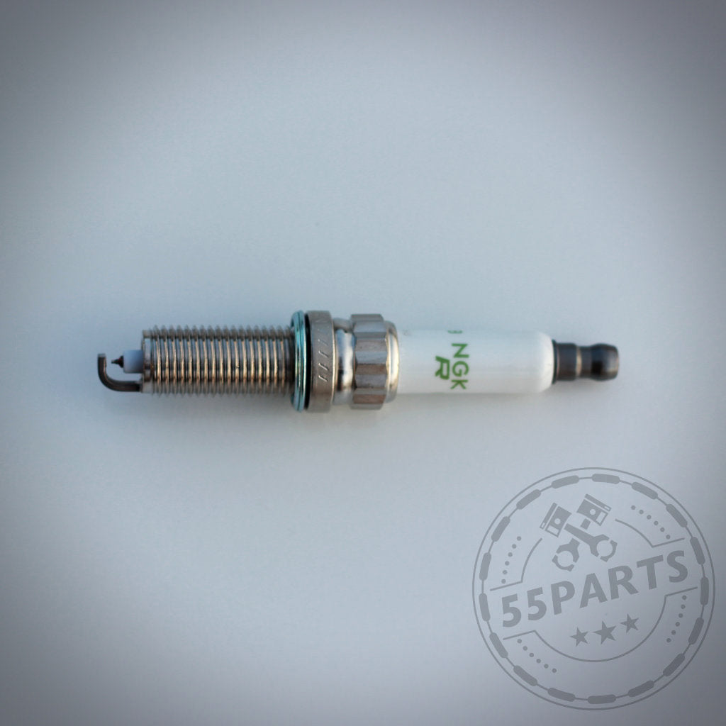 Ein Zündkerzen-Set NGK 95770 (ehemals NGK 5992) von NGK auf hellem Hintergrund mit einem 55Parts-Logo in der Ecke.