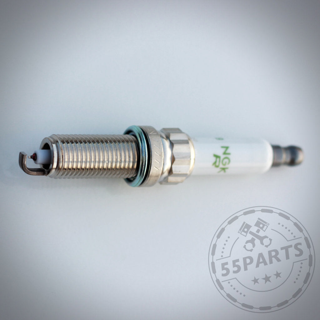 Eine Nahaufnahme eines Zündkerzen-Sets NGK 95770 (früher NGK 5992) von NGK auf hellem Hintergrund, mit einem 55Parts-Wasserzeichen in der Ecke.