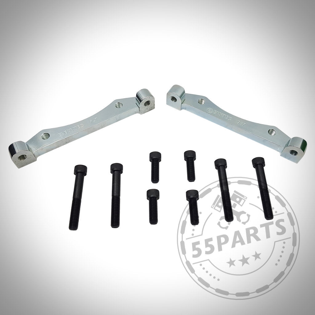 Zwei silberne Epytec Bremssatteladapter für 6-Kolben-Bremssättel und acht schwarze Schrauben auf weißem Hintergrund mit einem schwachen 55Parts-Logo, passend für BMW 135i, E46 CSL (345x28mm Scheiben), E92, E93 und E91.