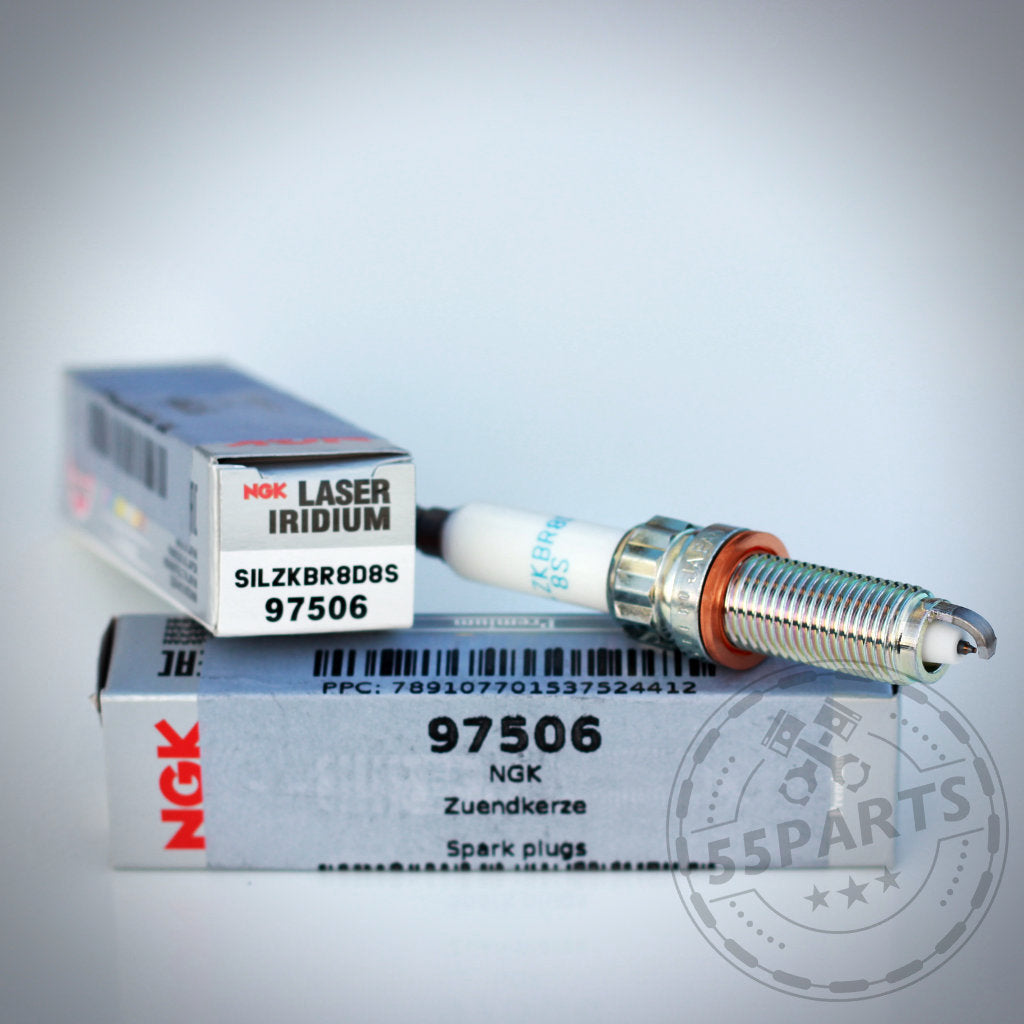 Zündkerzen-Set NGK 97506 (SILZKBR8D8S) der Marke NGK mit Verpackung im Hintergrund.