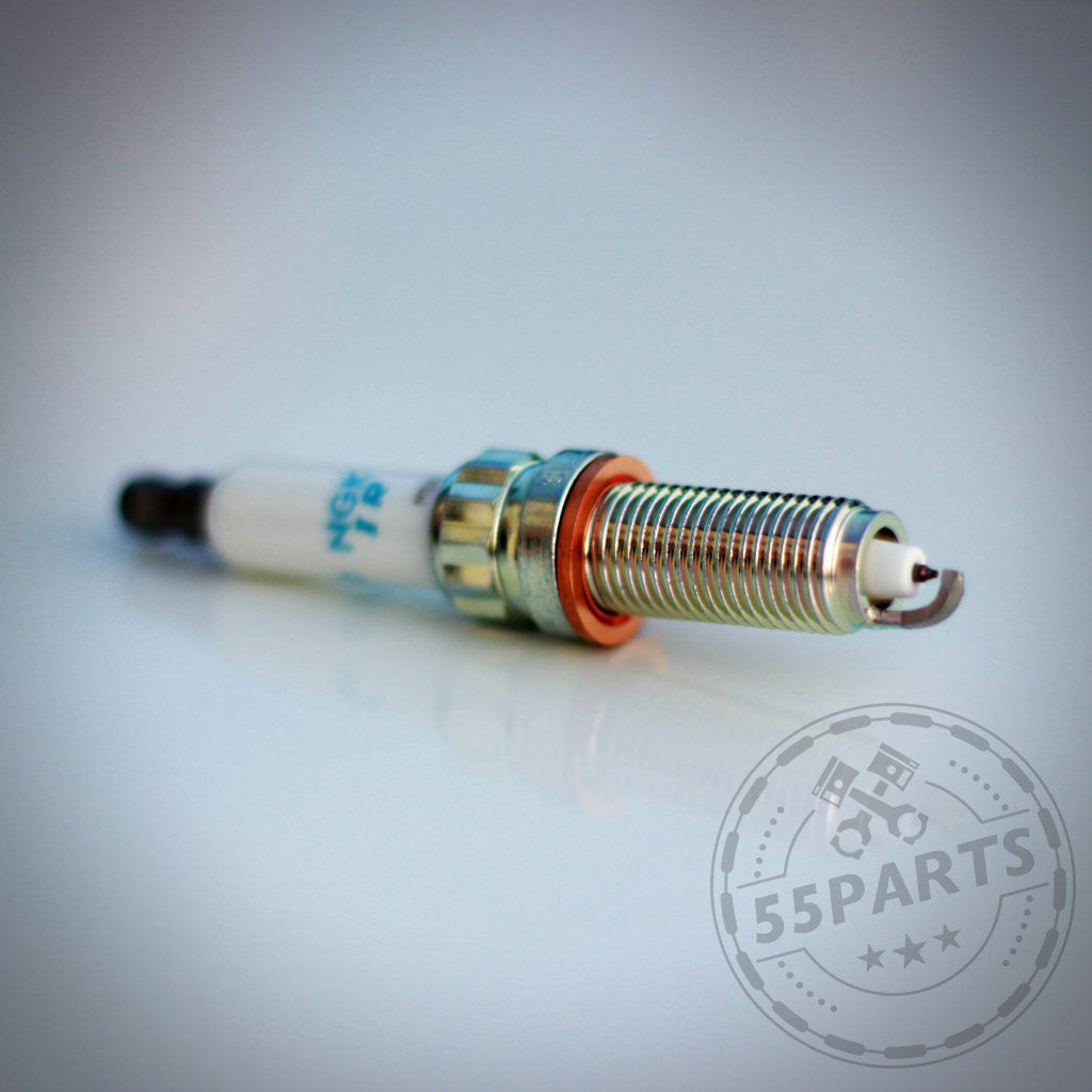 Ein Zündkerzen-Set NGK 97506 (SILZKBR8D8S) von NGK ist auf einer weißen Fläche neben einem runden 55Parts-Logo platziert.