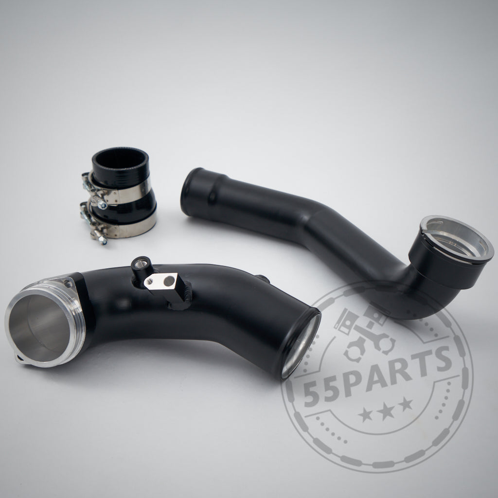 Zwei schwarze 55Parts Aluminium-Laderohre mit Metallenden und -schellen, passend für BMW 2er–7er, X5, X7, Z4 G-Serie &amp; Toyota Supra B58 (TÜ), auf schlichtem grauem Hintergrund. Inklusive Gutachten. Ideal für FBO-Setups.