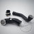 Zwei schwarze 55Parts Aluminium-Laderohre mit Metallenden und -schellen, passend für BMW 2er–7er, X5, X7, Z4 G-Serie & Toyota Supra B58 (TÜ), auf schlichtem grauem Hintergrund. Inklusive Gutachten. Ideal für FBO-Setups.