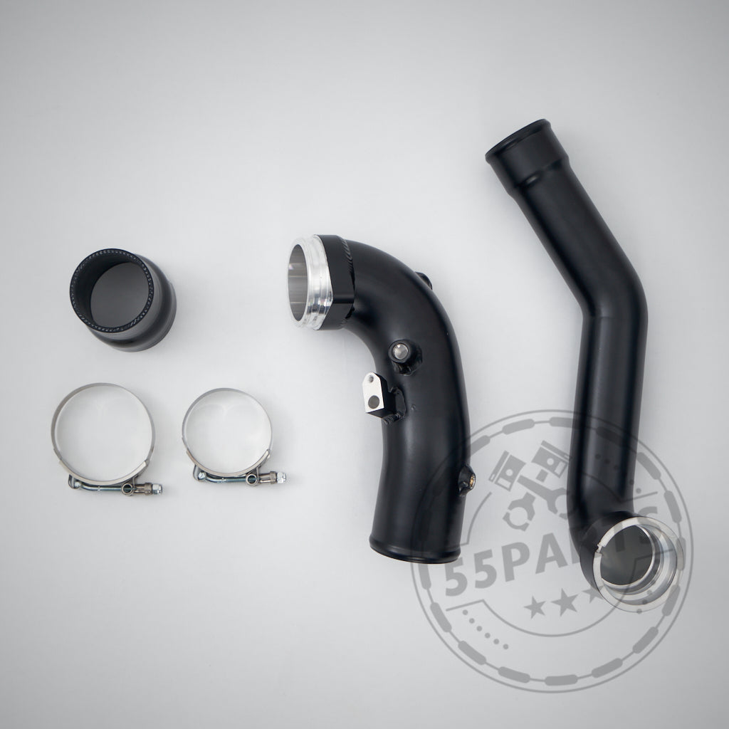Zwei schwarze 55Parts Aluminium-Laderohre mit Metallenden und -schellen, passend für BMW 2er–7er, X5, X7, Z4 G-Serie & Toyota Supra B58 (TÜ), auf schlichtem grauem Hintergrund. Inklusive Gutachten. Ideal für FBO-Setups.