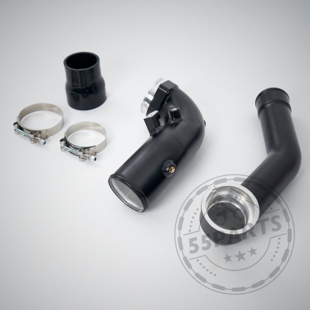Schwarzes Aluminium-Chargepipe-Kit mit Schellen und Anschlüssen, abgebildet auf hellem Hintergrund. Passend passend für BMW 2er–7er, X5, X7, Z4 G-Serie und Toyota Supra B58 (TÜ), inklusive Zertifikat – ideal für FBO-Setups.