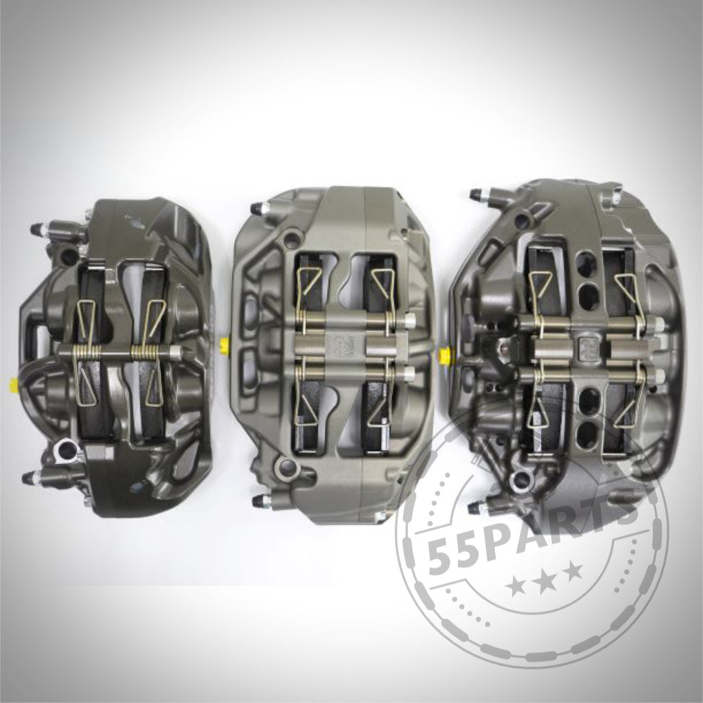 Drei AP Racing Pro 5000R Bremssättel (CP9440/9448/9449/9660/9665/9668) mit Anti-Rattle-Zubehör und Belag-Vorspannkit werden auf weißem Hintergrund mit dem 55Parts-Logo angezeigt, ideal für den Renneinsatz.