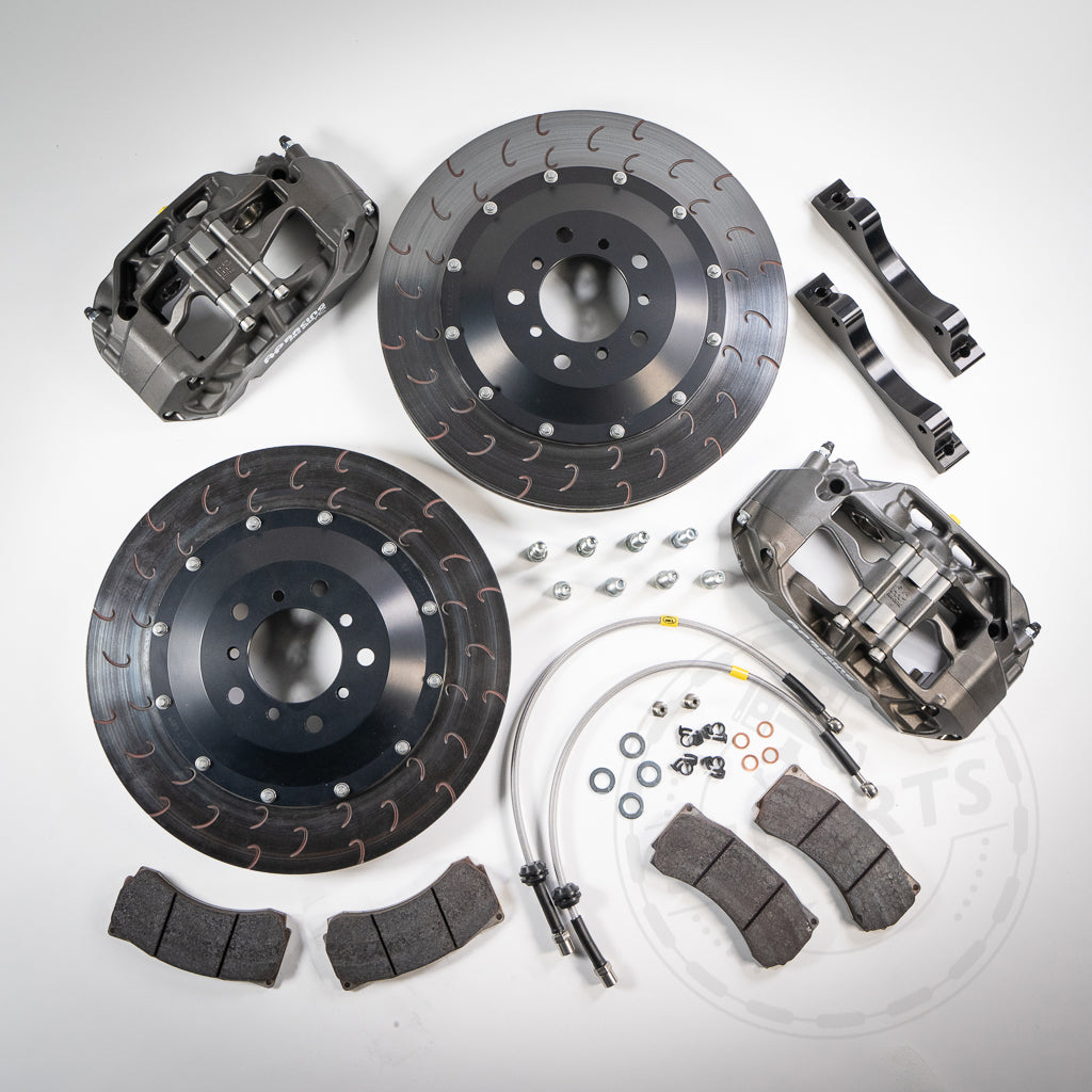 Das 55Parts-Special: AP Racing Pro 5000 R CP9660 Big Brake Kit für die BMW Rennstrecke umfasst Rotoren, Bremssättel, Bremsbeläge, Schläuche und Hardware – alles auf weißem Hintergrund dargestellt.