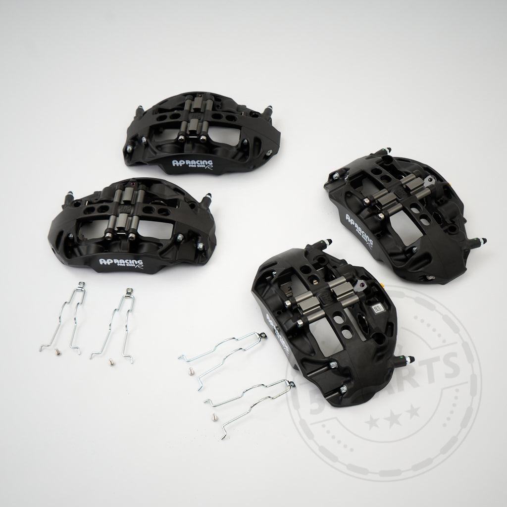 Das 55Parts-Special: Das AP Racing Pro 5000 R CP9665 Big Brake Kit verfügt über vier schwarze Bremssättel mit Metallclips passend für BMW und stellt eine wesentliche Verbesserung gegenüber den Serienbremsen dar – perfekt für den Einsatz auf hoher Leistung und Rennstrecke.