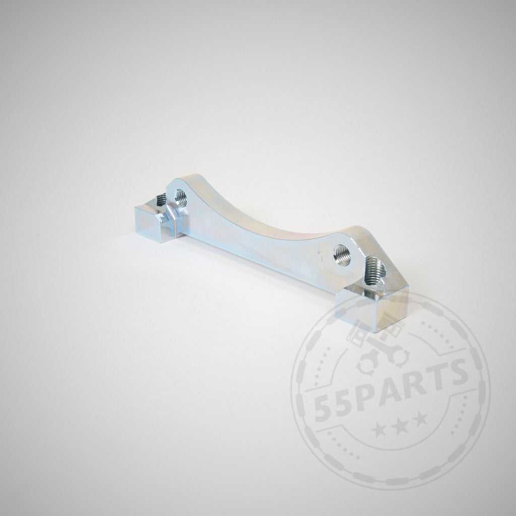 55Parts Spezial: AP Racing Pro 5000 R CP9660 Big Brake Kit, abgebildet mit silberner Metallhalterung mit je zwei Gewindelöchern auf hellem Untergrund. Ideal passend für BMW Rennstrecken- oder Serienbremsen. 55Parts Wasserzeichen in der Ecke.