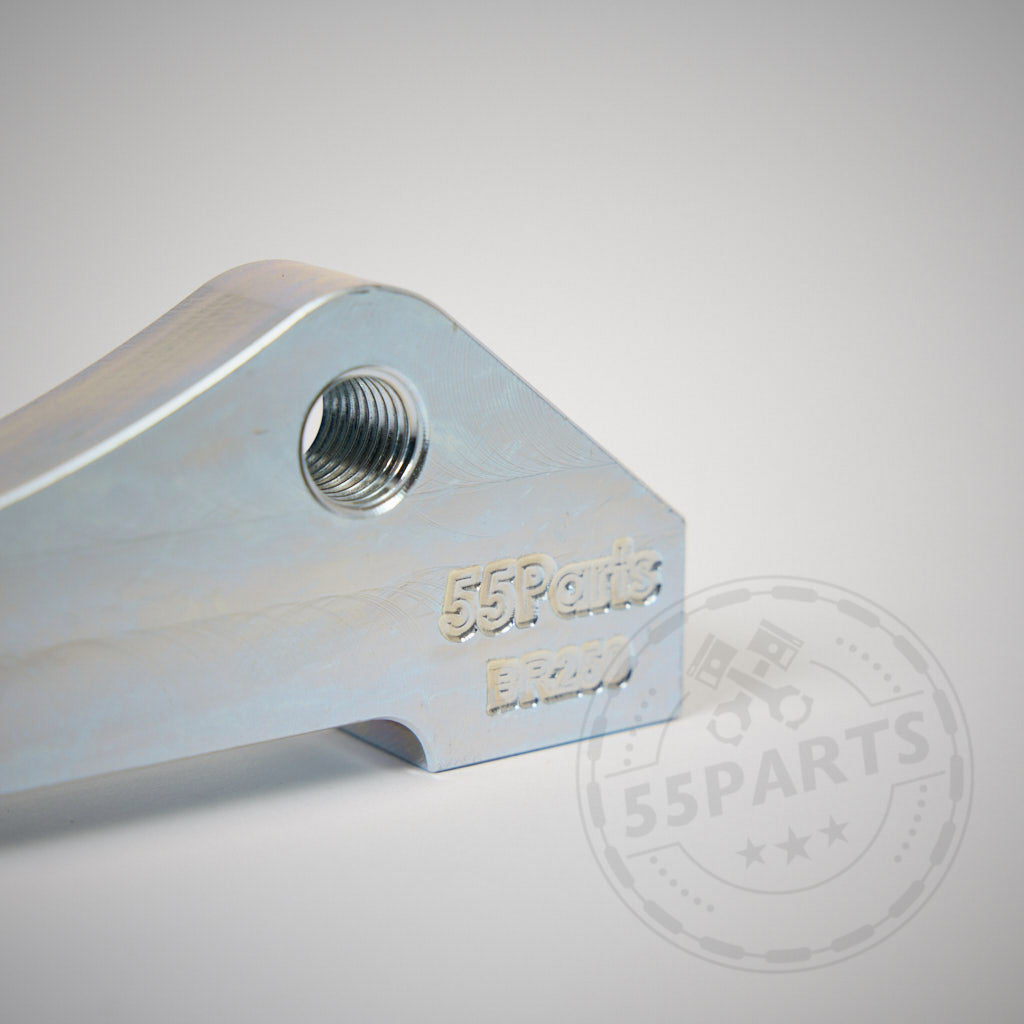 Nahaufnahme eines metallischen Autoteils mit eingraviertem 55Parts-Schriftzug und Gewindeloch – ideal für BMW-Upgrades mit dem 55Parts Special: AP Racing Pro 5000 R CP9660 Big Brake Kit.