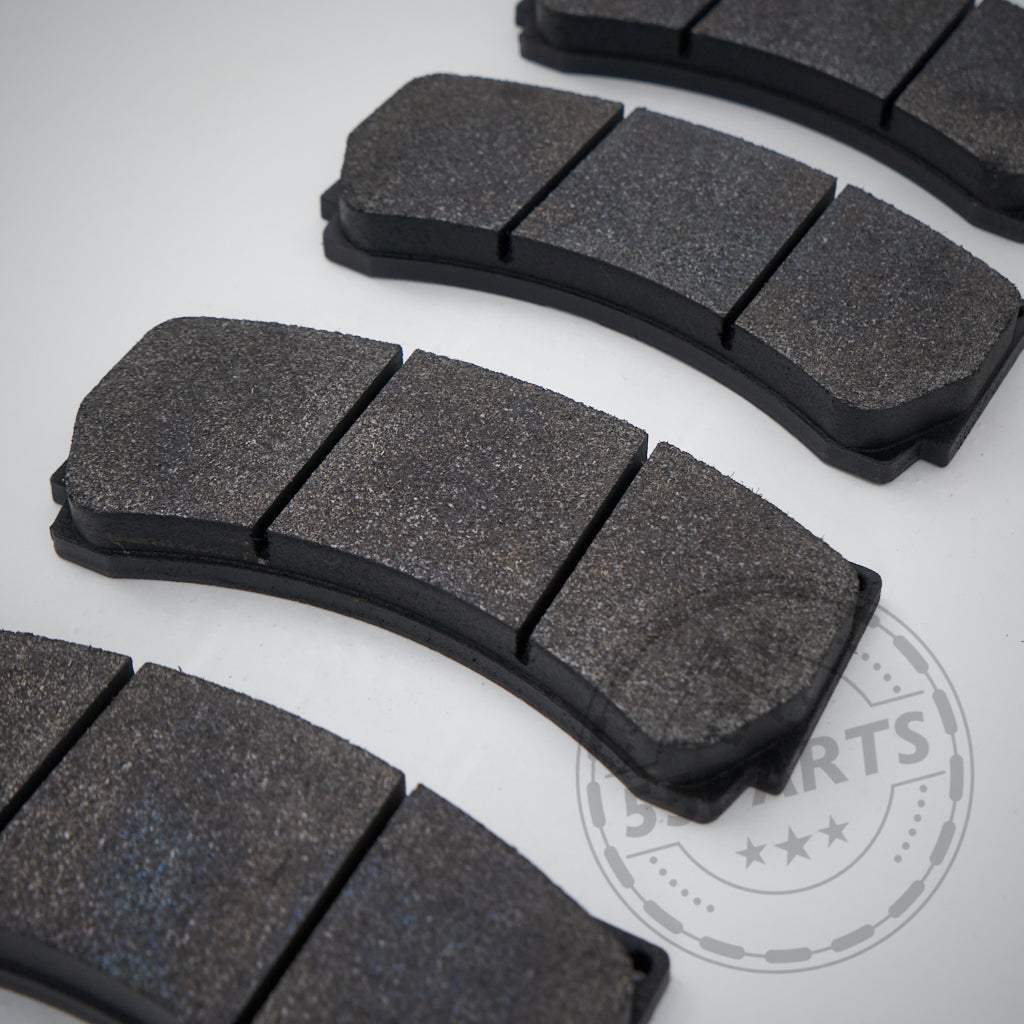 Vier schwarze, gebogene 55Parts PFC-Bremsbeläge (alle Mischungen), passend für AP Racing Pro5000R CP9660, CP9665, CP9449 Bremssattel, mit strukturierter Oberfläche liegen auf weißem Hintergrund.