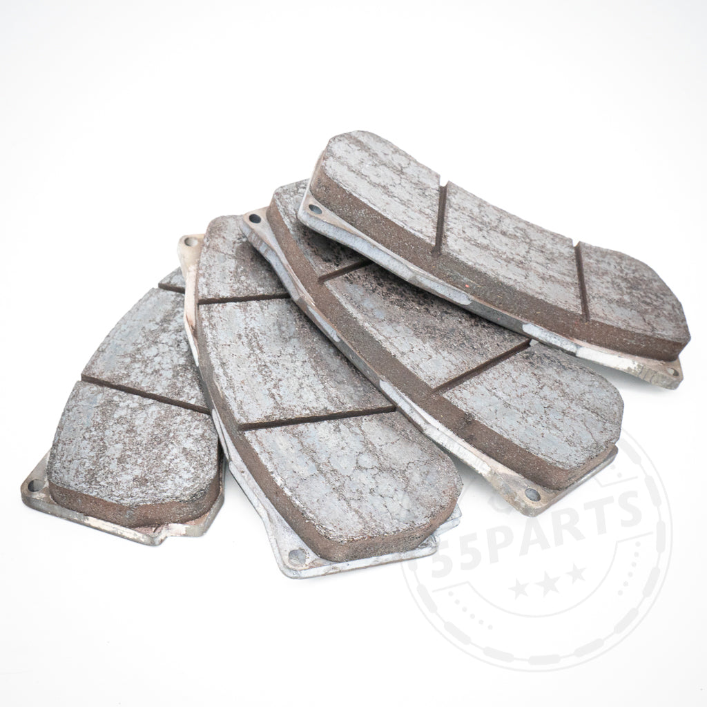 Vier gebrauchte 55Parts Special: AP Racing ST45 Bremsbeläge für CP9660 Bremssattel, gestapelt vor weißem Hintergrund.