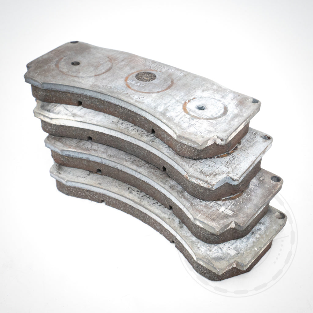 Vier gestapelte 55Parts-Spezial: AP Racing ST45 Bremsbeläge für CP9660 Bremssattel, abgebildet auf weißem Hintergrund. Entwickelt für optimales Pedalgefühl in BMW-Modellen und überlegene Leistung im Vergleich zu Standardbremsen.