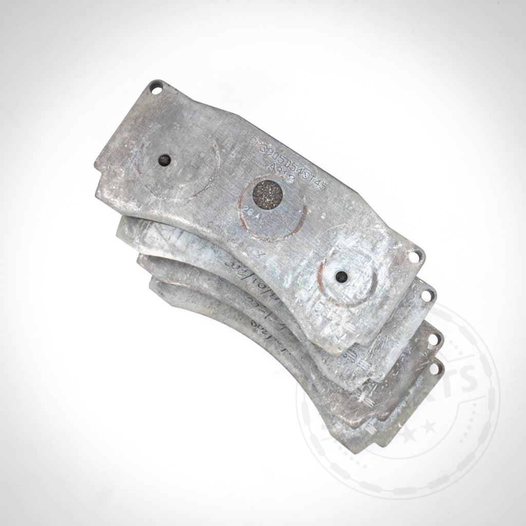 Ein Satz aus vier metallischen AP Racing ST45-Bremsbelägen, entwickelt für CP9660-Bremssättel, die das Pedalgefühl passend für BMW-Modelle mit Standardbremsen verbessern.