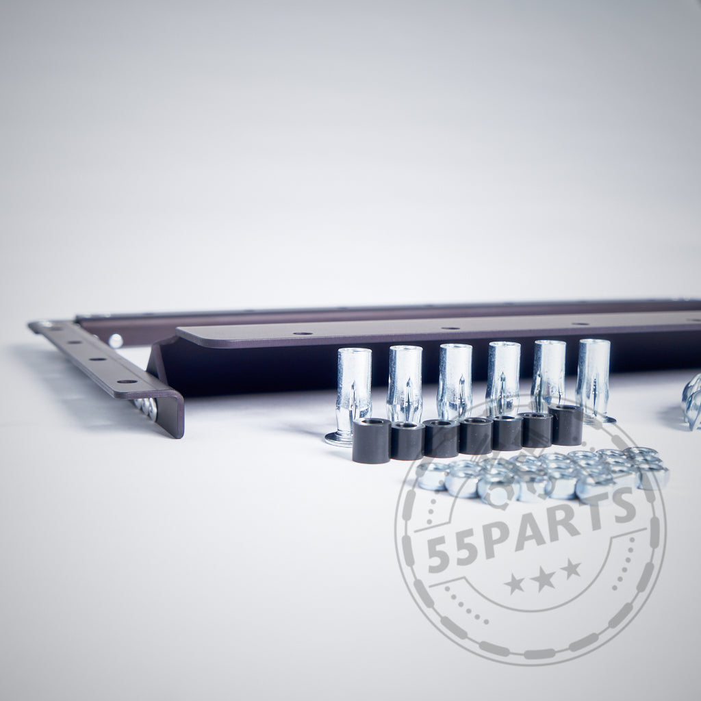 Braune Metallhalterungen und silberne Ankerstopfen auf einer weißen Oberfläche mit einem ATmade-Logo, mit dem 55Parts-Exklusivprodukt: ATmade AirFlow-Upgrade – perfekt passend für BMW-Projekte zur Verbesserung des Luftstroms.