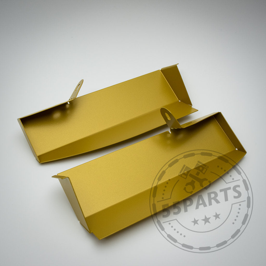 Zwei goldene Metall-Lufthutzen von Bannik Engineering, entworfen für die 3er-Reihe BMW E90/E91/E92/E93 (inkl. M3), mit abgewinkelten Klappen und Befestigungslaschen, abgebildet auf einem schlichten hellen Hintergrund.