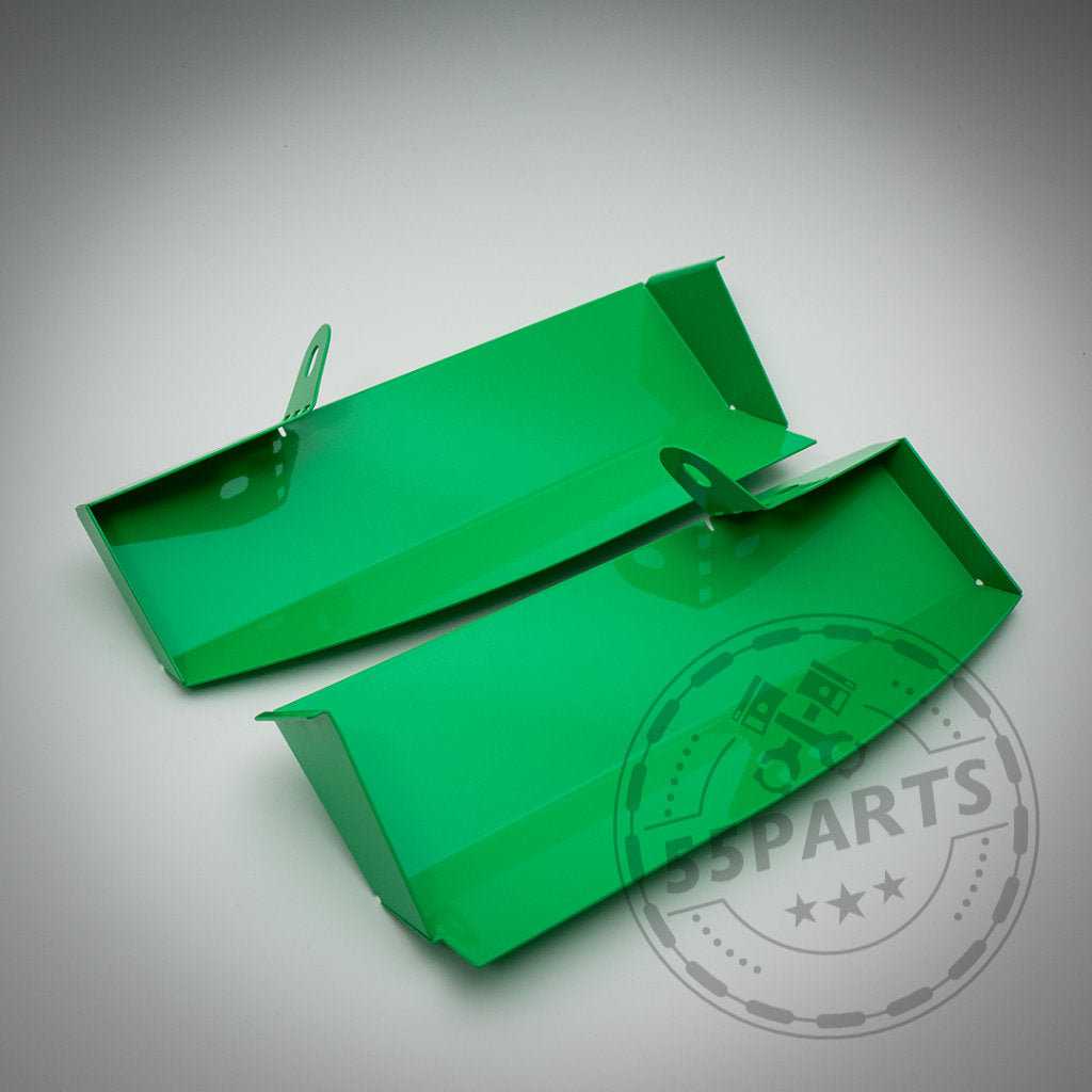 Zwei grüne Metallteile mit abgewinkelten Kanten und Halterungen, abgebildet auf grauem Hintergrund, sind Bannik Engineering Airscoops für die BMW 3er-Reihen E90, E91, E92 und E93 (einschließlich M3), exklusiv erhältlich bei 55Parts.