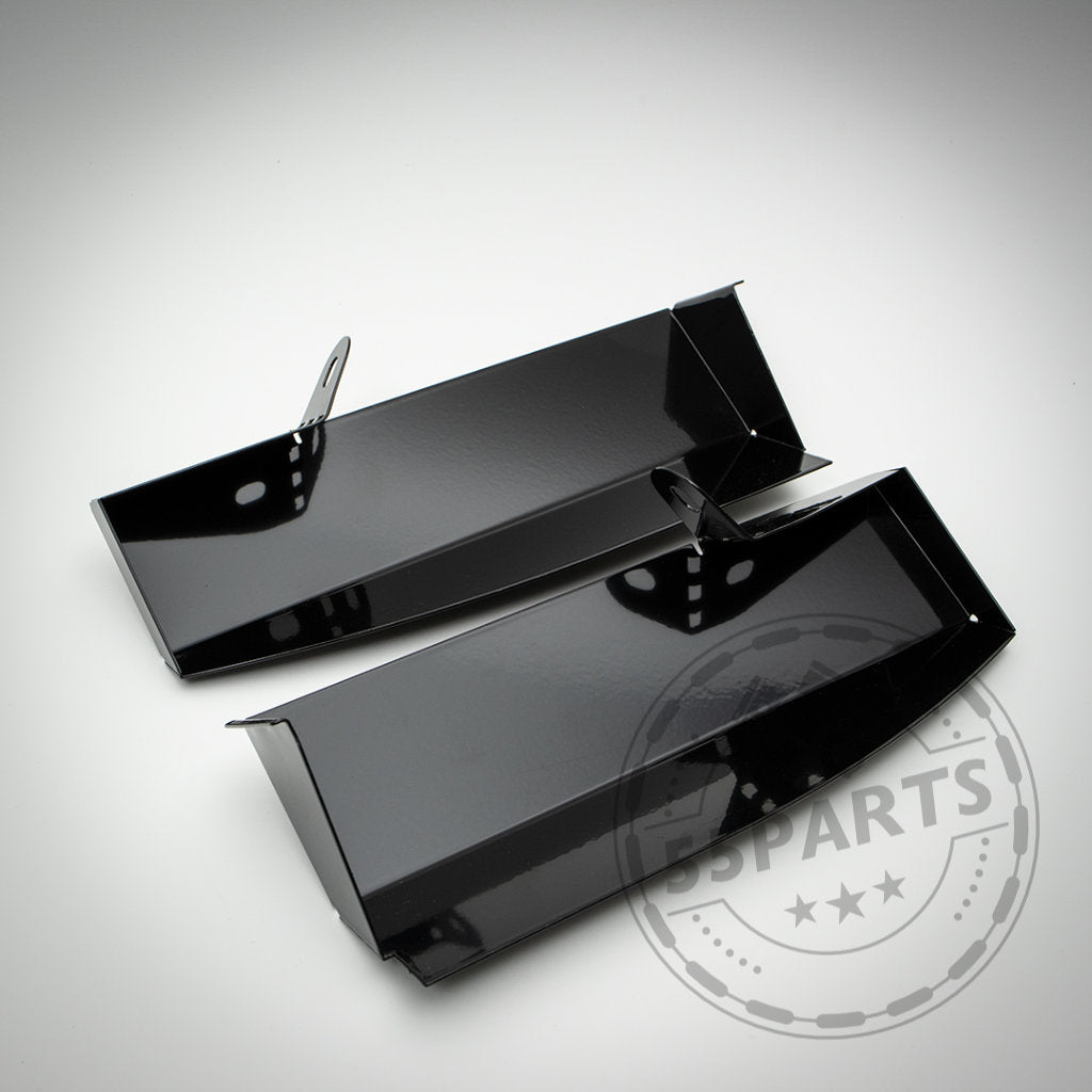 Zwei schwarze Metall-Airscoops von Bannik Engineering, entworfen für die 3er-Reihe BMW E90/E91/E92/E93 (einschließlich M3), mit abgewinkelten Kanten und Montagehalterungen, dargestellt auf einem hellgrauen Hintergrund.