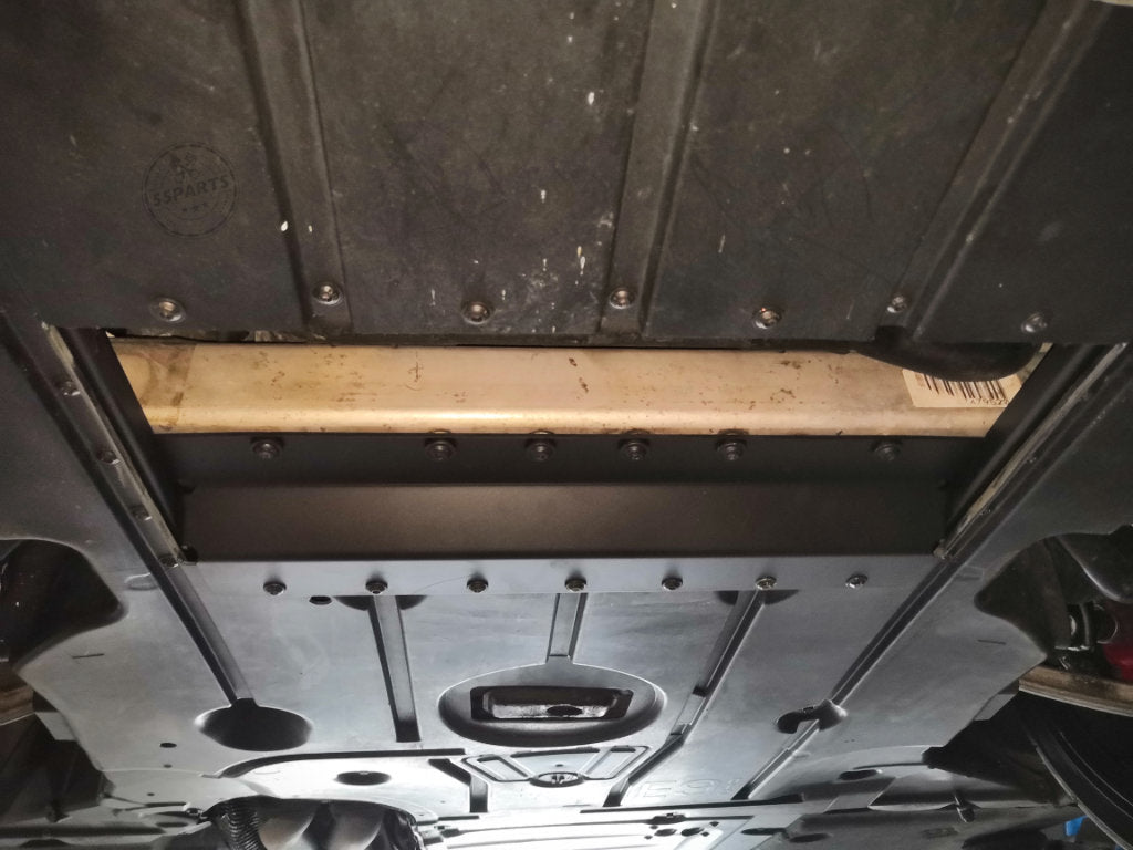 Ansicht des Unterbodens eines BMW mit dem 55Parts-Exklusivprodukt: ATmade AirFlow-Upgrade von ATmade, mit Schutzplatten und Metallkomponenten für optimale Luftzirkulation.