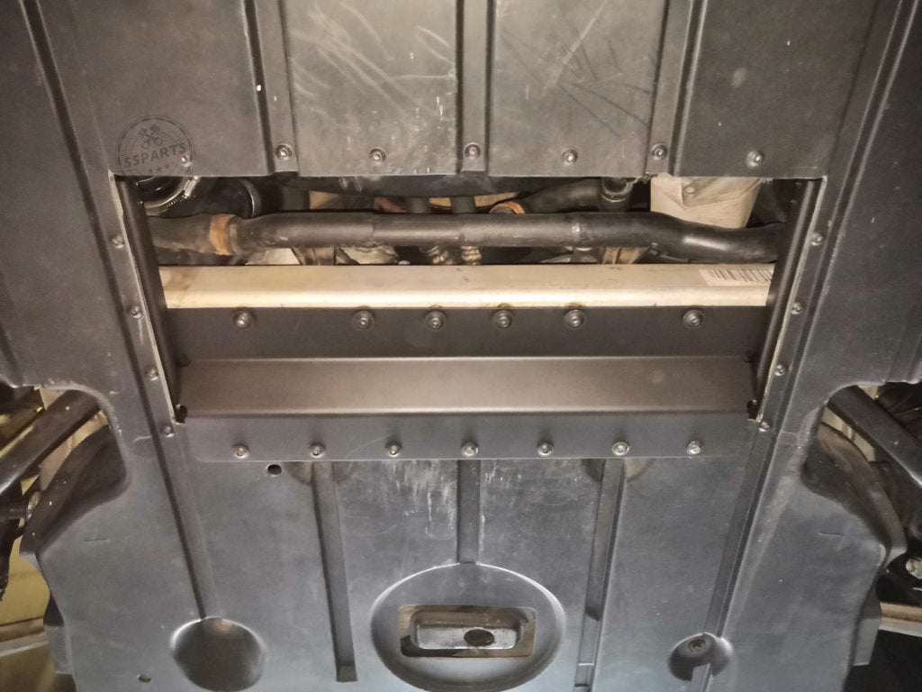 Nahaufnahme des Fahrgestells eines BMW, das das ATmade 55Parts-Exklusivprodukt zeigt: ATmade AirFlow-Upgrade mit Schutzplatten und verbesserten mechanischen Komponenten für einen optimierten Luftstrom.