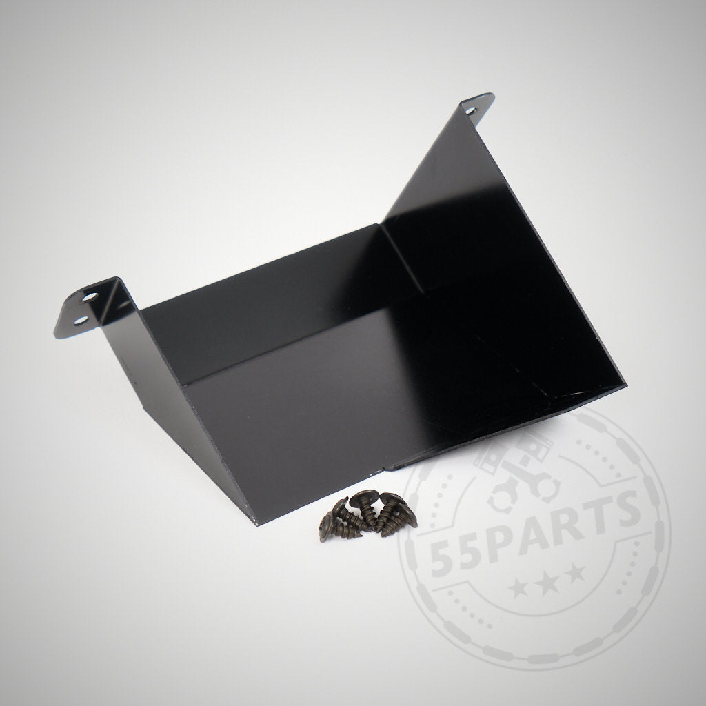 Schwarze 55Parts-Metallhalterung mit zwei Befestigungslöchern, neben Schrauben auf hellem Hintergrund dargestellt – ideal für die Montage der 55Parts Special Air Scoop passend für BMW M140I, M240I, 340I, 440I B58/B47/B48.