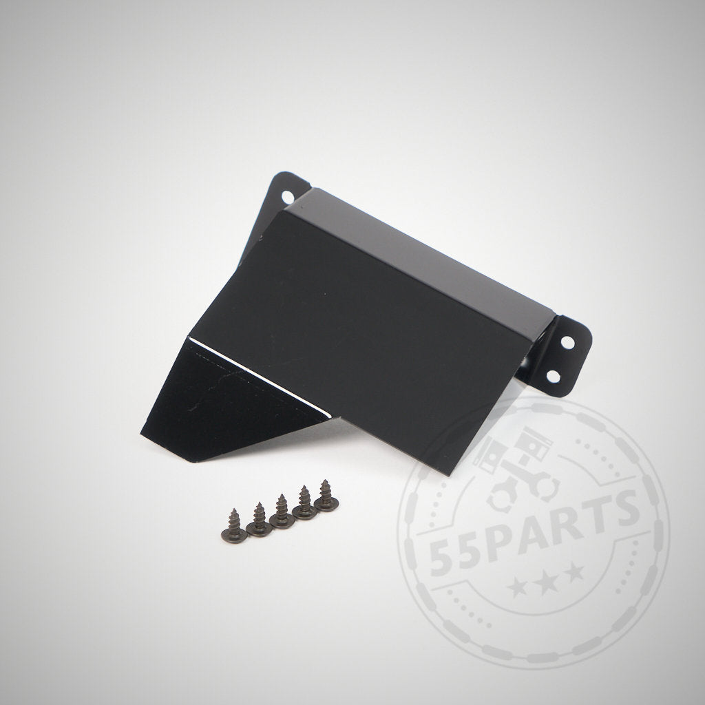 Schwarze Metallhalterung mit fünf Schrauben auf hellem Hintergrund; 55Parts Spezial-Lufthutze passend für BMW M140I, M240I, 340I, 440I B58, B47, B48 Wasserzeichen in der Ecke.