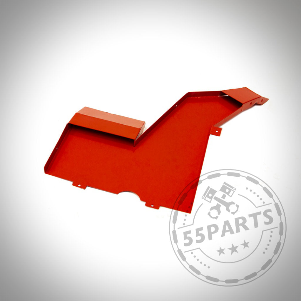 Die AIRTEC Motorsport Belüftung für vorderes Getriebe, ein rotes Metallteil mit abgewinkelten Kanten von Airtec, abgebildet auf weißem Hintergrund mit 55Parts-Wasserzeichen – ideal für Toyota Yaris GR.