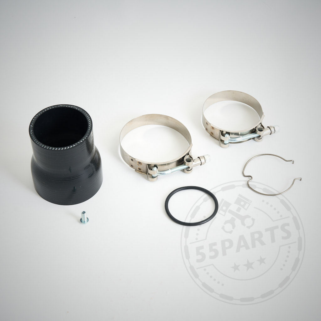 55Parts Aluminium Chargepipe passend für BMW M140i, M240i, 340i, 440i, 540i, 640i, 740i, X3 & X4 B58 (inkl. Gutachten) abgebildet mit schwarzem Silikonschlauch und Zubehör – perfekt für Ladeluftverrohrung oder FBO-Setups.