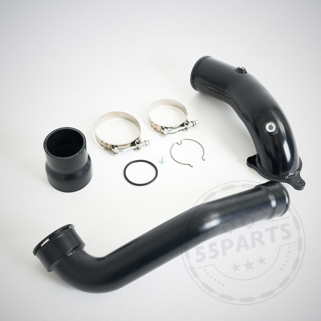 55Partss Aluminium-Chargepipe passend für BMW M140i, M240i, 340i, 440i, 540i, 640i, 740i, X3, X4 B58 INKL. GUTACHTEN mit Klemmen, Schlauch, O-Ring und kleiner Hardware auf weißem Hintergrund.