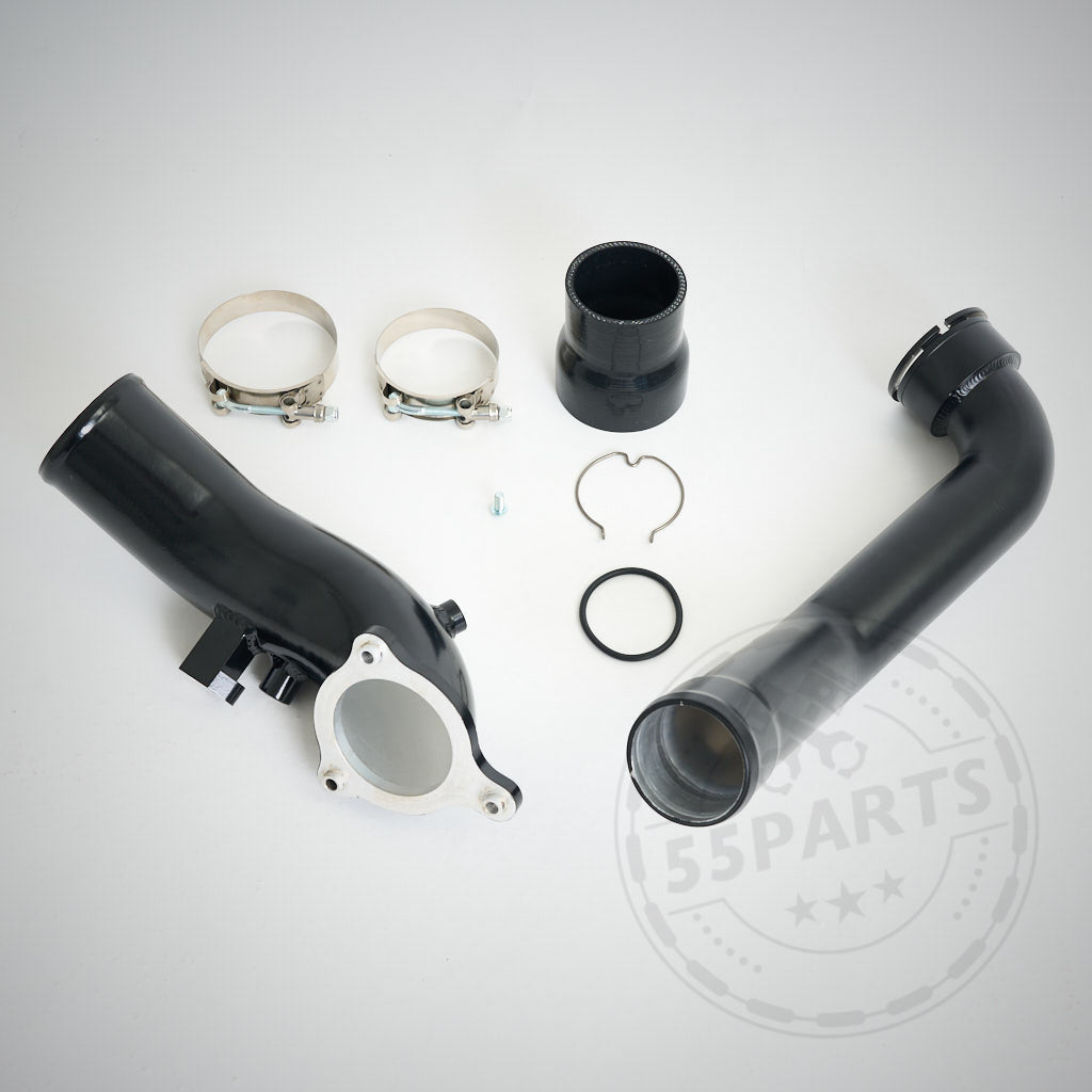 Zwei schwarze 55Parts Aluminium Chargepipes passend für BMW M140i, M240i, 340i, 440i, 540i, 640i, 740i, X3/X4 B58 (inkl. Gutachten) mit Klemmen und Gummiverbinder auf weißem Hintergrund – perfekt für Ladeluftverrohrung und FBO-Setups.