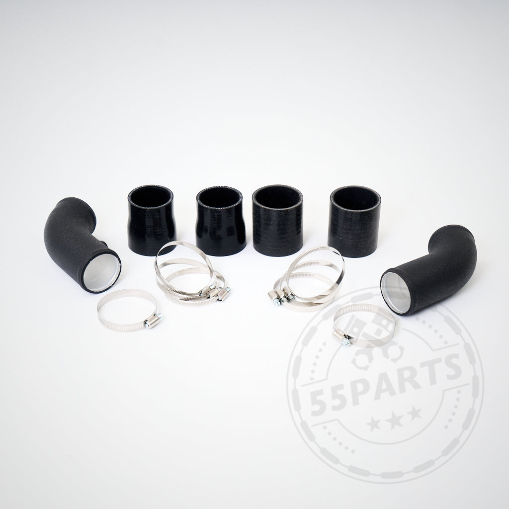Sechs schwarze Aluminium-Chargepipes und vier Metallklemmen, kompatibel mit BMW M5/M6 F10, F11, F12, F13 S63 – perfekt für Chargepipe- oder Downpipe-Upgrades; abgebildet auf weißem Hintergrund mit dezentem 55Parts-Logo.