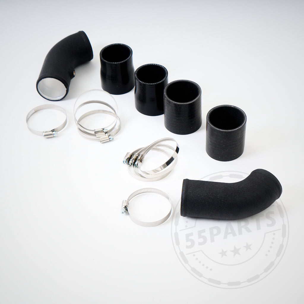 Sechs schwarze Aluminium-Chargepipes und vier Metallklemmen, kompatibel mit BMW M5/M6 F10, F11, F12, F13 S63 – perfekt für Chargepipe- oder Downpipe-Upgrades; abgebildet auf weißem Hintergrund mit dezentem 55Parts-Logo.