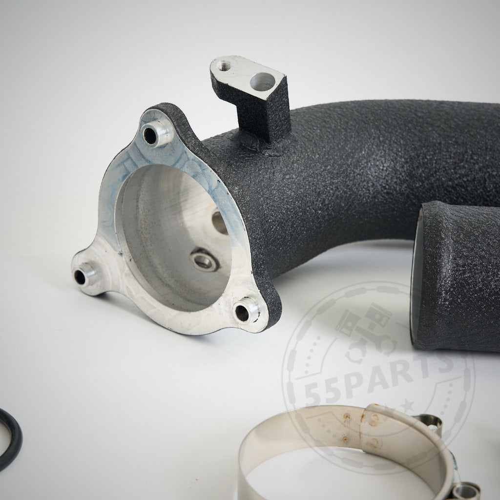 Nahaufnahme einer 55Parts Aluminium Chargepipe passend für BMW 120i, 125i, 220i, 230i, 320i, 330i, 420i, 430i, X3 & X4 F/G-Serie B48-Motoren mit Flansch und Montagehalterung auf weißem Hintergrund.