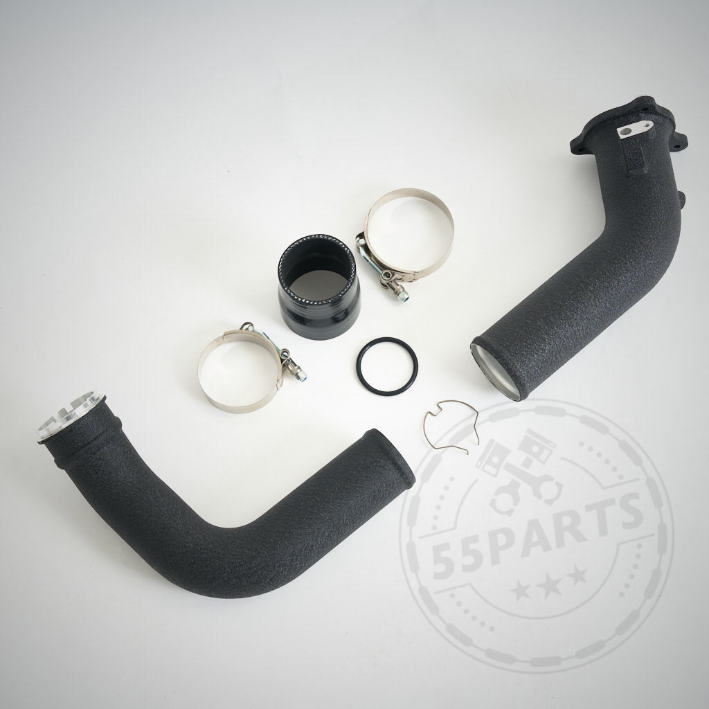 Zwei schwarze Aluminium-Chargepipes, kompatibel mit BMW 120i, 125i, 220i, 230i, 320i, 330i, 420i, 430i, X3 & X4 F/G Series B48-Motoren; inklusive Klemmen, Gummikupplung und Dichtung auf weißem Hintergrund.