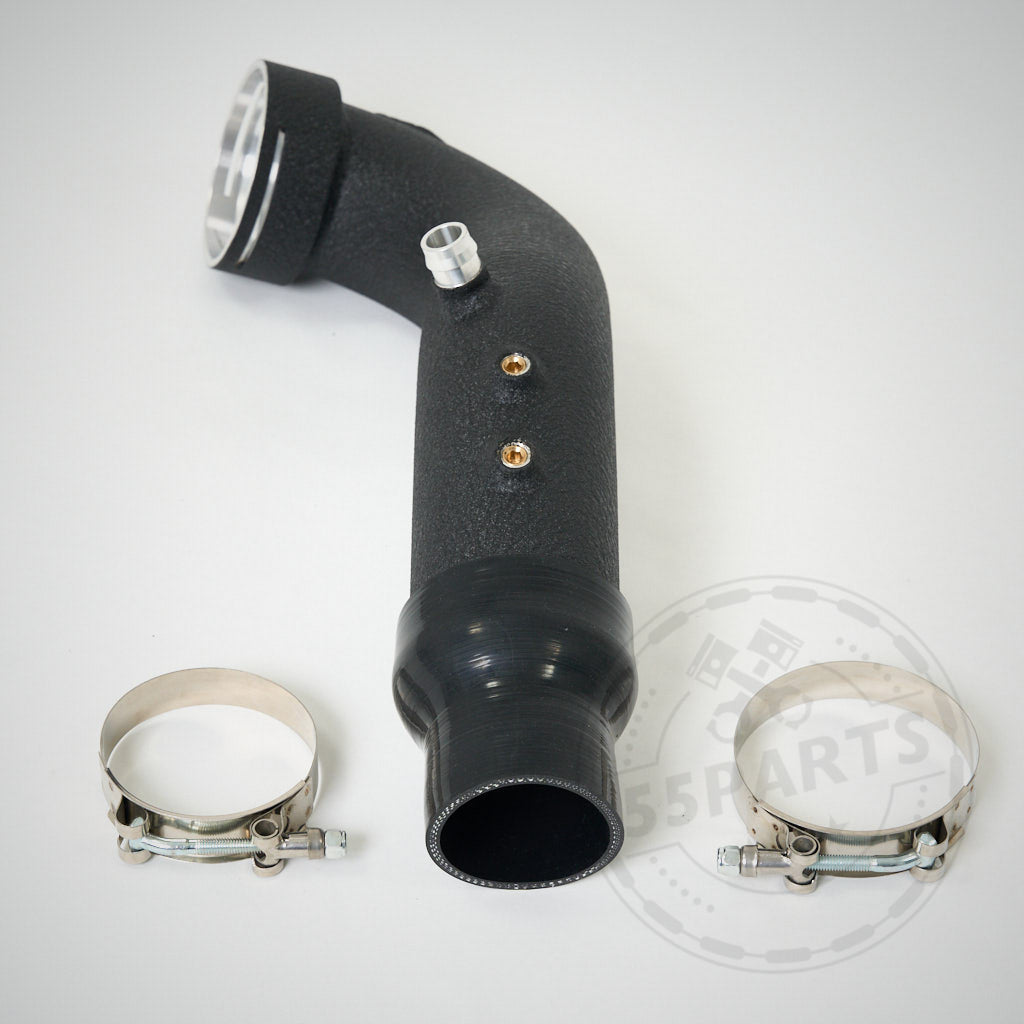 Nahaufnahme eines schwarz strukturierten Aluminium-Chargepipe, entworfen passend für BMW 535i, 640i, 740i, X5 und X6 mit N55-Motor; verfügt über eine silberne Armatur und einen Messinganschluss.