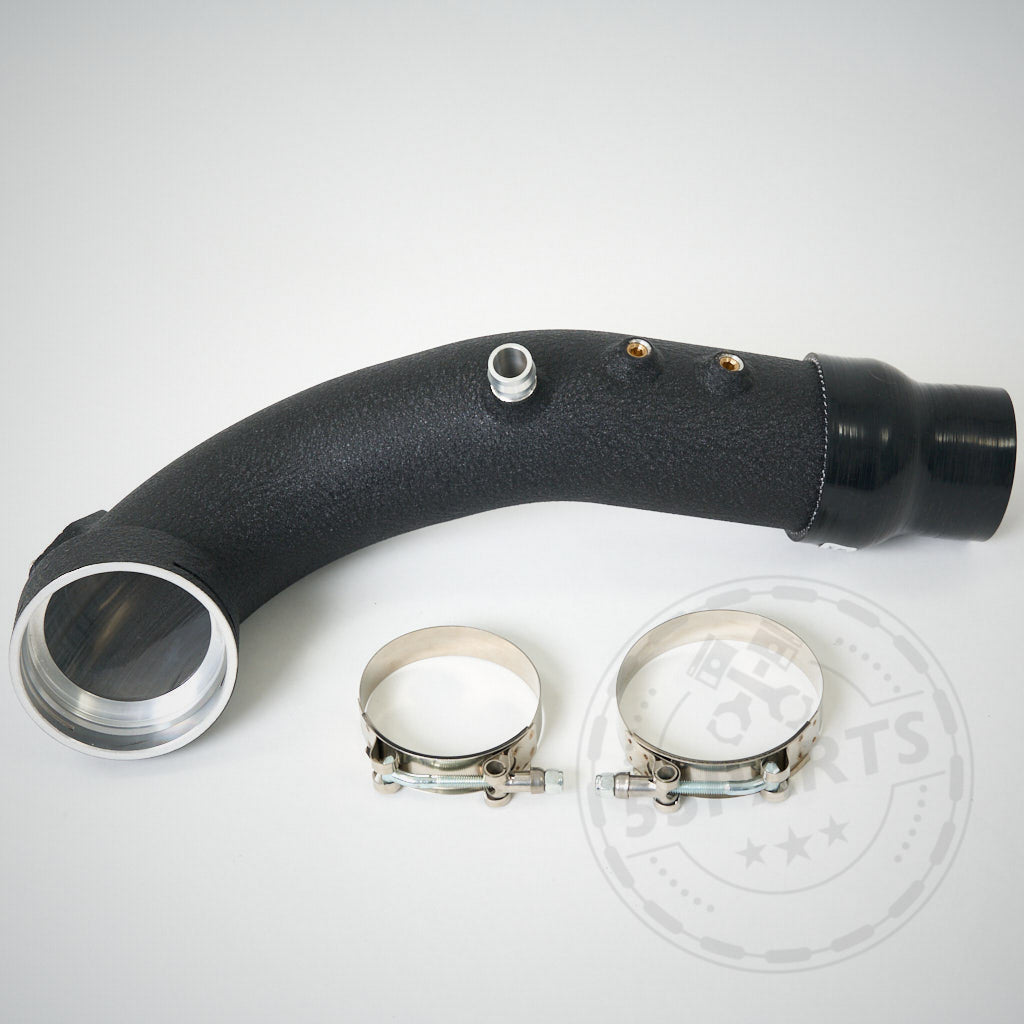 Das 55Parts Aluminium Chargepipe, kompatibel mit BMW 535i, 640i, 740i, X5 und X6 mit N55-Motor, umfasst ein schwarzes, gebogenes Ansaugrohr und zwei Metallklemmen – perfekt zum Aufrüsten Ihres Chargepipes-Systems.