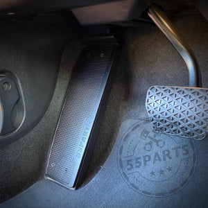 55Parts Special: Aluminium Fußstütze Fußablage mit 55Parts Logo passend für BMW F2x, F3x und F8x Modelle