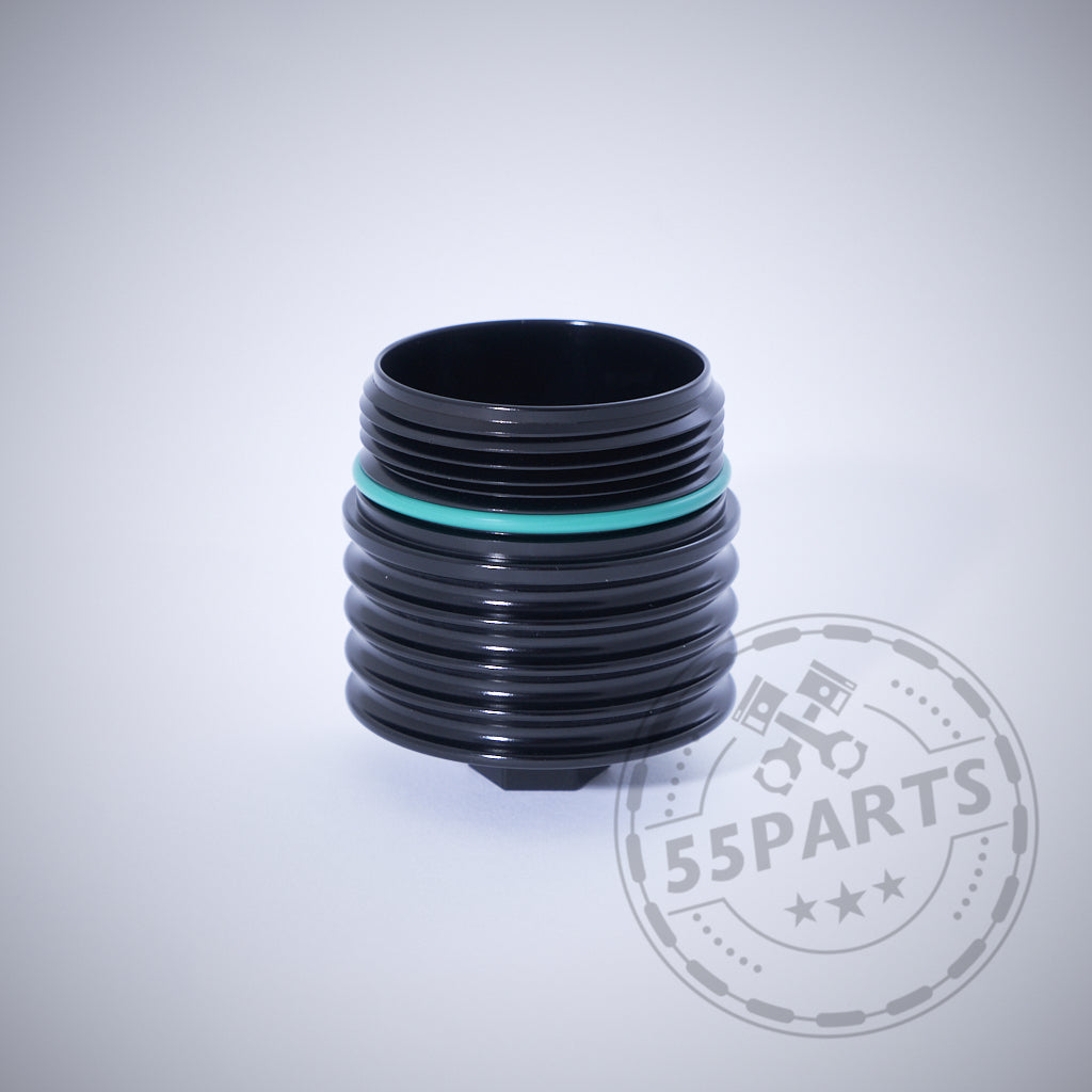 Schwarz geripptes zylindrisches Automobilteil mit grünem Ring auf hellem Hintergrund: 55Parts Exclusive Aluminium Ölfilterkappe mit Sechskant, passend für BMW N20, N57, N52, N53, N54, N55, S55, B46, B48, B57 und B58 Motoren.