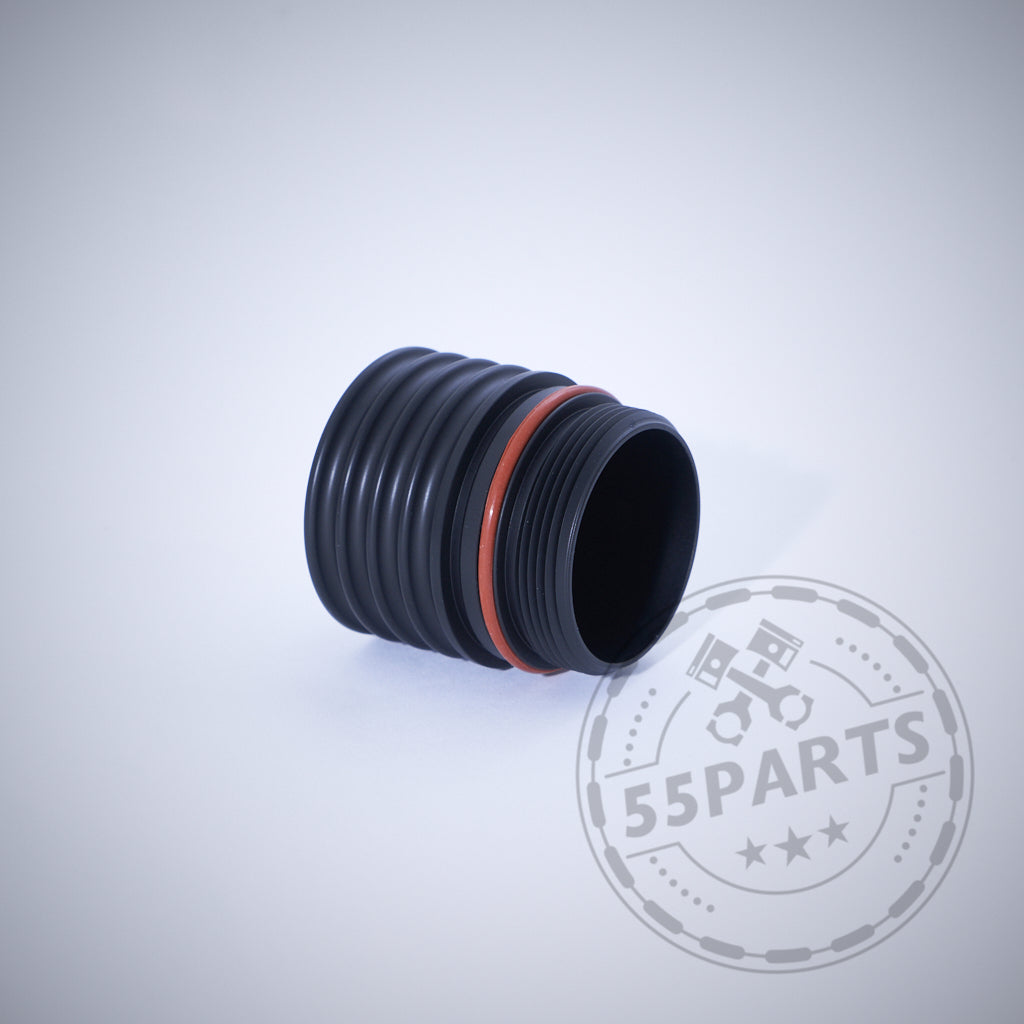Schwarzes, geripptes, zylindrisches Autoteil mit orangefarbenem Ring auf heller Oberfläche. Mit der exklusiven 55Parts-Aluminium-Ölfilterkappe im Sechskant-Design für die BMW-Modelle N20, N57, N52, N53, N54, N55, S55, B46, B48, B57 und B58 mit 55Parts-Wasserzeichen.