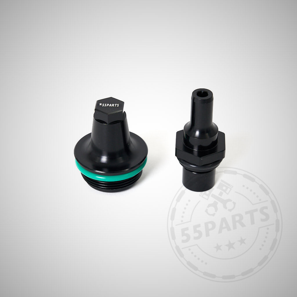 Zwei schwarze 55Parts PCV Kurbelgehäuseentlüftungsventile mit grünen Ringen passend für BMW 135i, 1er M Coupé, 335i(x), Z4 35iS N54 sind auf einem hellgrauen Hintergrund mit einem schwachen Logo abgebildet.