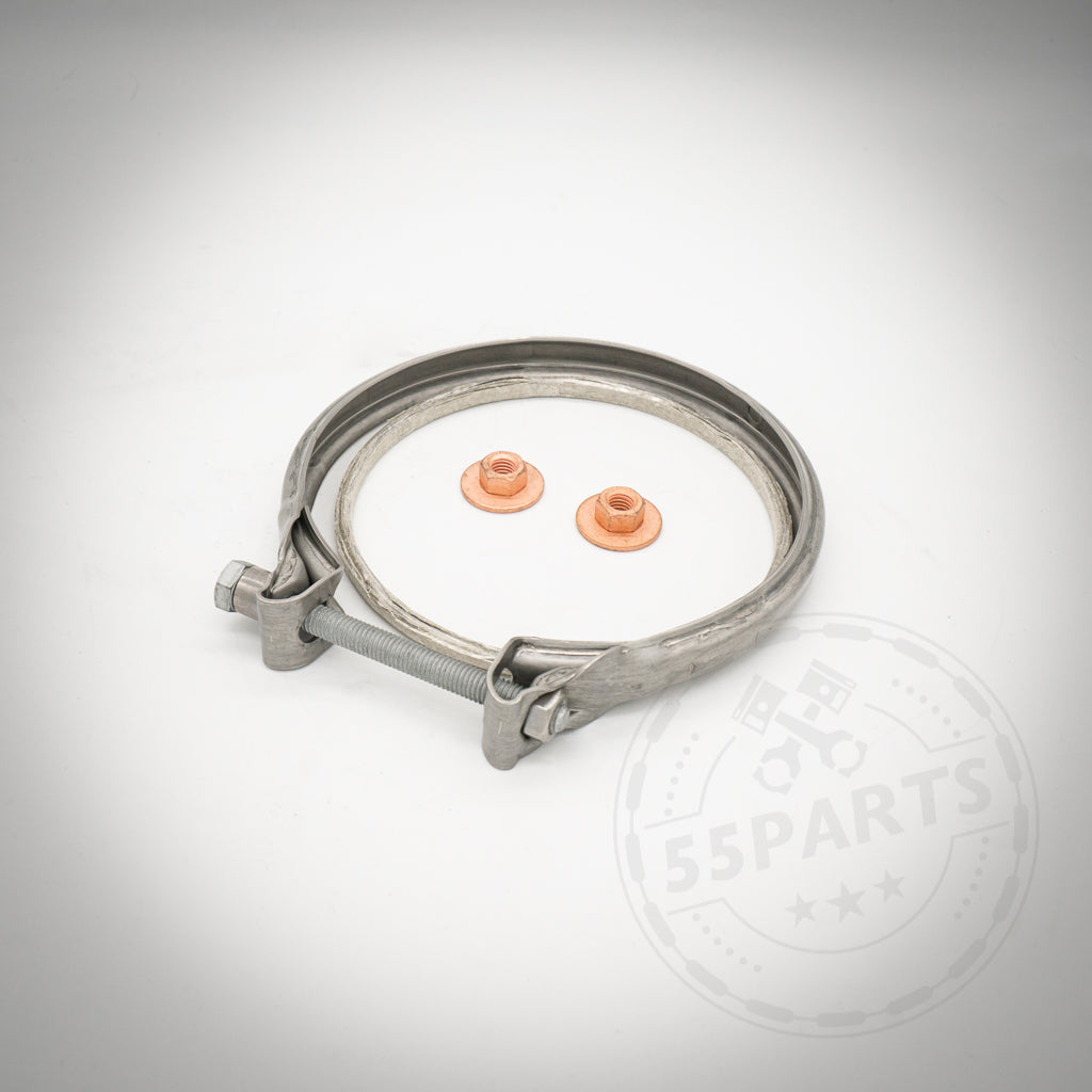 Das 55Parts Einbauset Downpipe passend für BMW M140i, M240i, 340i, 440i B58 beinhaltet eine V-Band-Klemme aus Metall und zwei Kupfermuttern auf weißem Hintergrund mit einem schwachen 55Parts-Logo-Wasserzeichen.