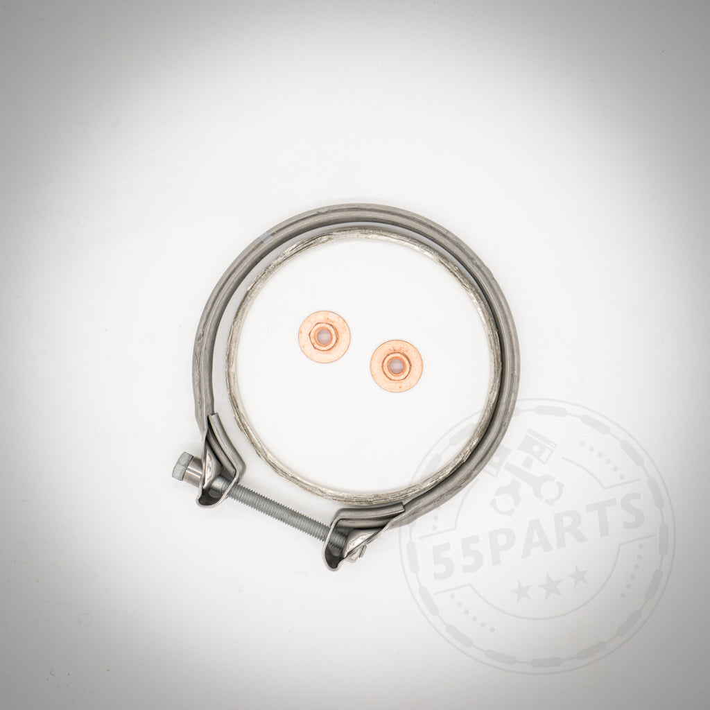 Das 55Parts Einbauset Downpipe passend für BMW M140i, M240i, 340i, 440i B58 beinhaltet eine V-Band-Klemme aus Metall und zwei Kupfermuttern auf weißem Hintergrund mit einem schwachen 55Parts-Logo-Wasserzeichen.