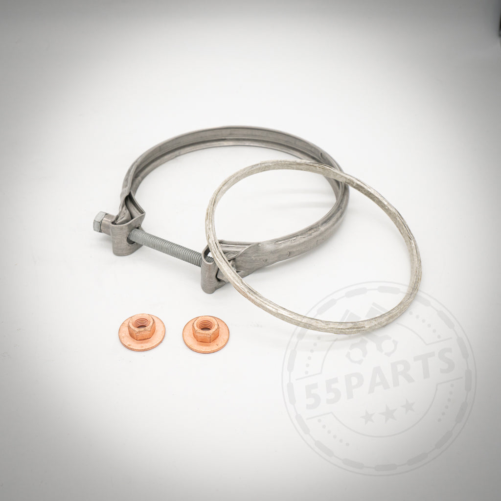 Einbauset Downpipe von 55Teilen passend für BMW M140i, M240i, 340i, 440i B58: Enthält Metallklemme, Ring und zwei Kupfermuttern. Abgebildet auf weißer Fläche mit dezentem 55Parts-Wasserzeichen.
