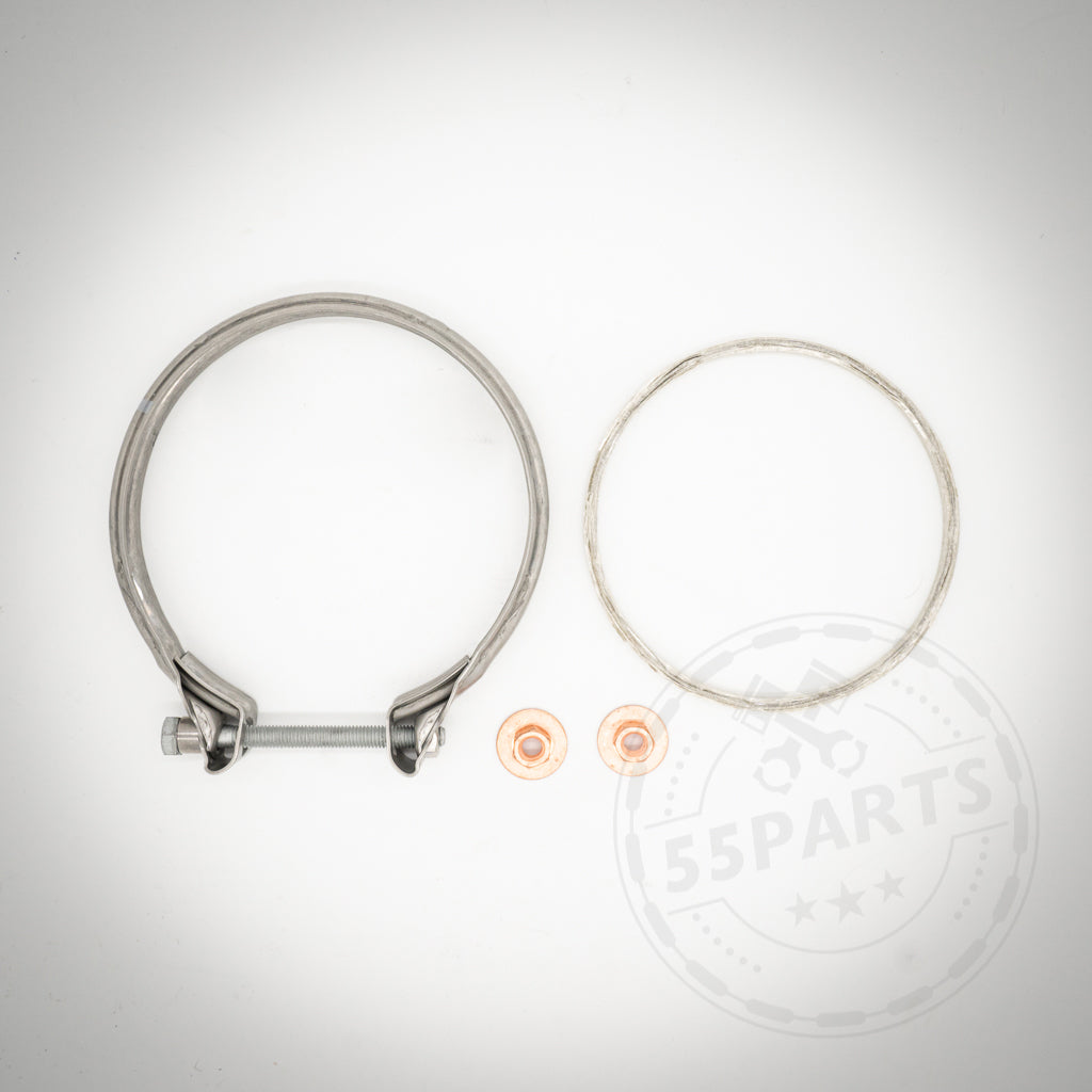 Metallschelle, Runddraht und zwei kleine Kupferscheiben für das 55Parts Einbauset Downpipe passend für BMW M140i, M240i, 340i, 440i B58 auf weißem Hintergrund abgebildet.