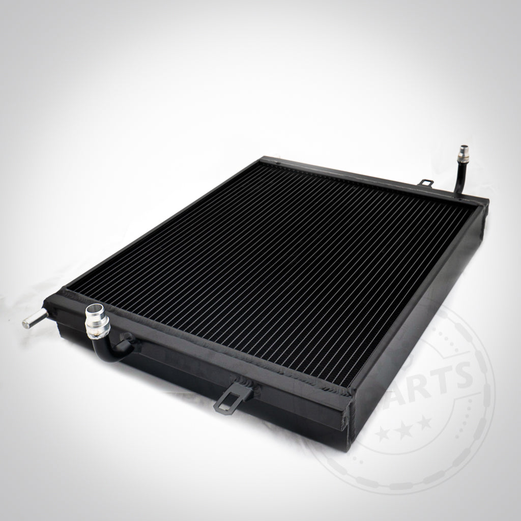 Upgrade Kühlmittelkühler, Wasserkühler Ladeluftkreislauf passend für BMW F2x/F3x 18-40i B48/B58 Motoren inklusive Gutachten, mit Metallanschlüssen, auf weißem Hintergrund.