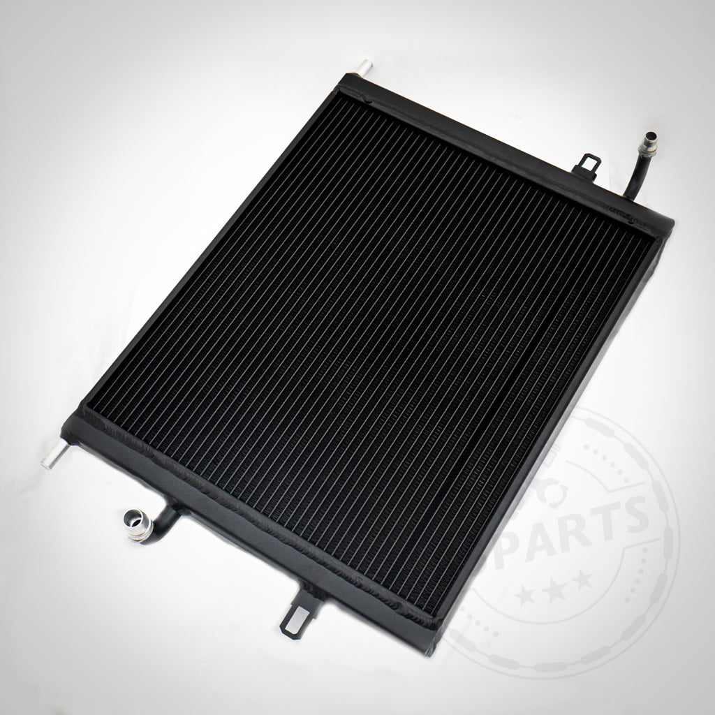 Upgrade Kühlmittelkühler, Wasserkühler Ladeluftkreislauf passend für BMW F2x/F3x 18-40i B48/B58 Motoren inklusive Gutachten, mit Metallanschlüssen, auf weißem Hintergrund.