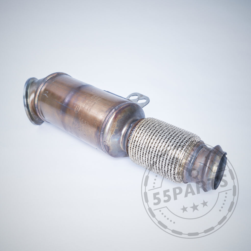 Die 55Parts Special OEM Downpipe mit 300 Zeller passend für BMW M140i, M240i, M340i, 440i, 540i, 640i, 840i, Z4, Supra B58(TU) F- und G-Serie ist mit einem Gitterabschnitt auf hellem Hintergrund abgebildet.