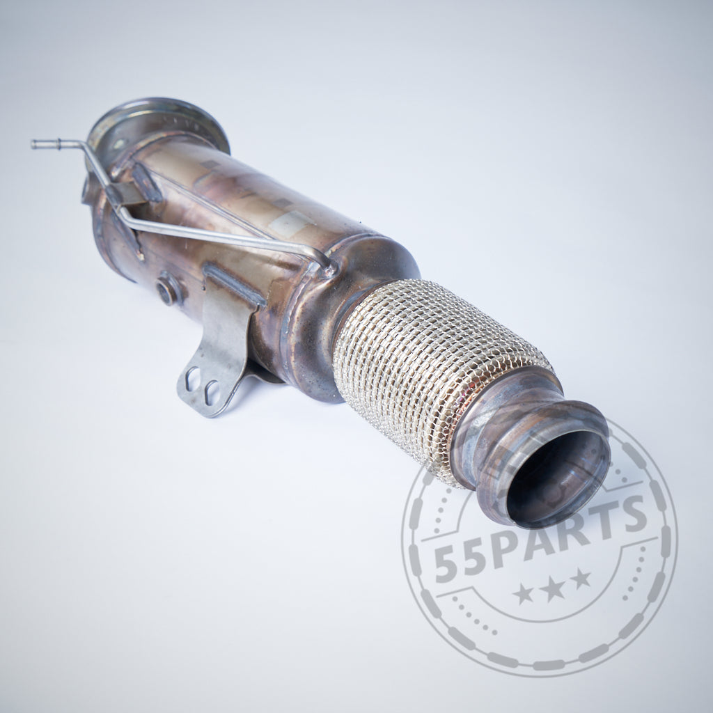 Das 55Parts-Special: OEM Downpipe mit 300 Zeller passend für BMW M140i, M240i, M340i, 440i, 540i, 640i, 840i, Z4 & Supra B58(TU) F/G-Serie verfügt über einen Netzabschnitt und wird auf einem hellen Hintergrund mit einem 55Parts-Wasserzeichen angezeigt.